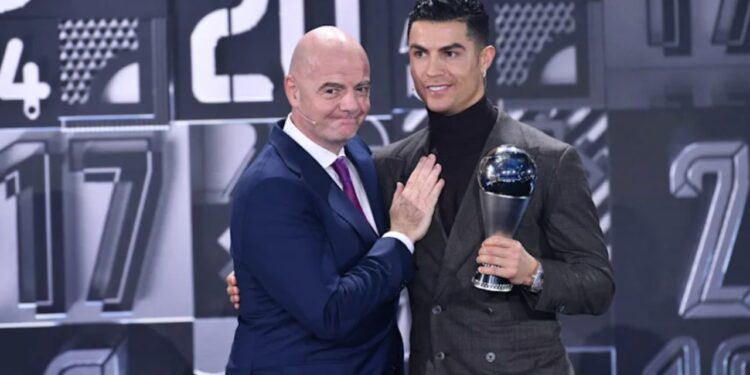 Infantino feston me Ronaldon, urimi special i numrit një të FIFA-s për Mbretin e ri të Botërorëve