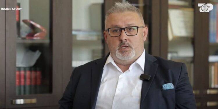 Inside Story: Partitë politike përdorin gjuhën shqipe si armë për pushtet