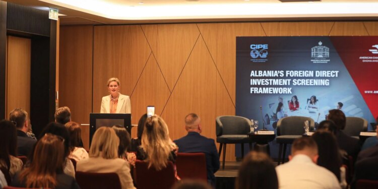 Investitorët amerikanë po shikojnë më shumë drejt Shqipërisë; Nancy VanHorn: Nevojiten rregulla të qarta dhe fushë e barabartë