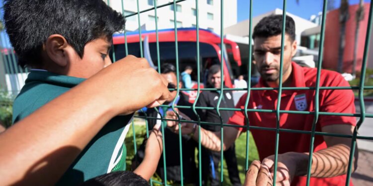 Irani jep tjetër paralajmërim: kërcënon të braktisë ndeshjen në rast protestash ndaj drejtuesve