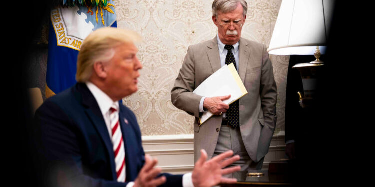 Ish-këshilltari i Trump pranon fajësinë për mbajtje paligjshme dokumenteve të klasifikuara, rrezikon deri në pesë vite burg