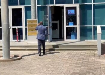 Ish-ministri Genc Ruli paraqitet në Gjykatën e Posaçme për të dëshmuar në dosjen Partizani