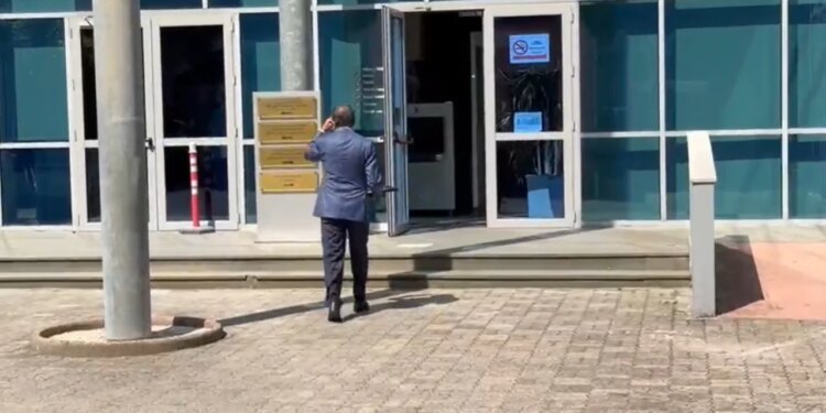 Ish-ministri Genc Ruli paraqitet në Gjykatën e Posaçme për të dëshmuar në dosjen Partizani