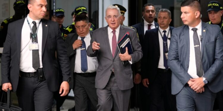 Ish-presidenti i Kolumbisë nën hetim për masakrat e viteve ’90, çështja trondit vendin para zgjedhjeve