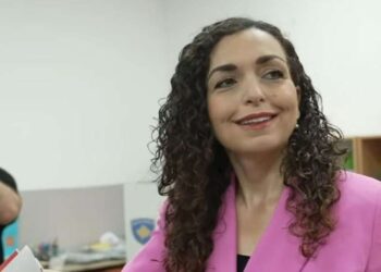 Ish-presidentja Vjosa Osmani i drejtohet kutive të votimit, thirrje qytetarëve të Kosovës të shfrytëzojnë të drejtën demokratike