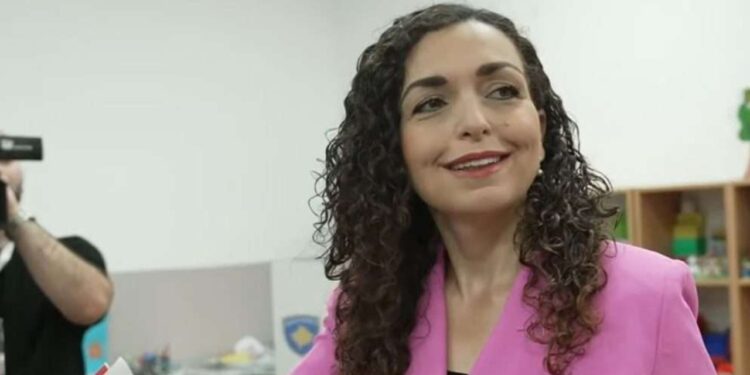 Ish-presidentja Vjosa Osmani i drejtohet kutive të votimit, thirrje qytetarëve të Kosovës të shfrytëzojnë të drejtën demokratike