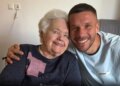 Ish-sulmuesi Podolski akuzon spitalin gjerman: Më vodhën bizhuteritë në trupin e gjyshes së ndjerë