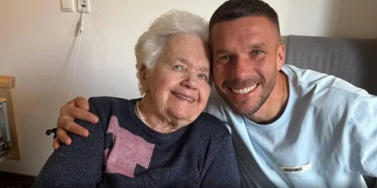 Ish-sulmuesi Podolski akuzon spitalin gjerman: Më vodhën bizhuteritë në trupin e gjyshes së ndjerë