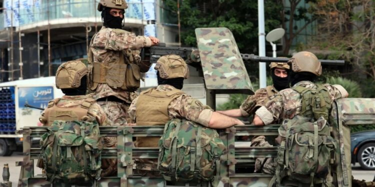 Izraeli godet një automjet ushtarak në jug të Libanit; vriten disa ushtarë libanezë, përfshirë një oficer