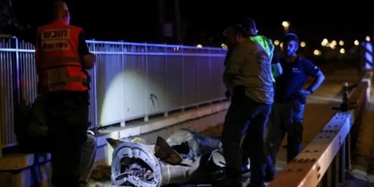 Izraeli godet një objekt petrokimik në Iran; Teherani pezullon fluturimet në aeroportin kryesor