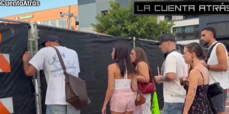 Jam lojtar, më lini — moment sikletshëm në kampin e Spanjës, rojat e sigurisë nuk lejojnë sulmuesin (Video)