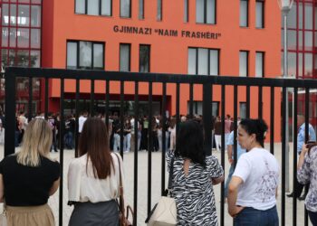 Jepet provimi i anglishtes; mbi 2 mijë maturantë testohen në Durrës