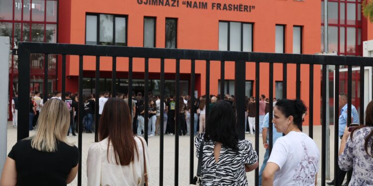 Jepet provimi i anglishtes; mbi 2 mijë maturantë testohen në Durrës