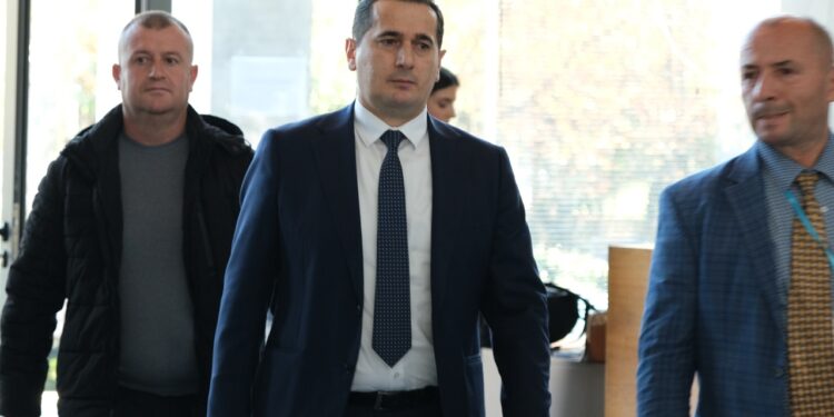 Jo vetëm Dumanin: PD sulmon Brahon, kërkon arrestimin e Ballukut dhe akuzon SPAK për standard të dyfishtë