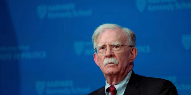 John Bolton do pranojë fajësinë pas marrëveshjes me autoritetet për ndarjen e informacioneve klasifikuara me vajzën dhe gruan
