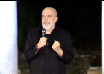 Ju përshëndes nga Parisi — Rama nuk i ndahet blogerëve: dalin në Instagram me kremra dhe gënjejnë për 'likes'