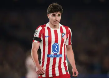 Julian Alvarez mban besën e dhënë dhe vazhdon të shtyjë transferimin te Barcelona; PSG refuzohet