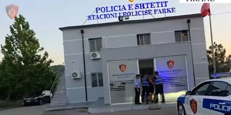 Kanosi me mjet prerës shoferin e taksisë; autori i dyshuar edhe për disa grabitje, sekuestrohen objektet e vjedhura