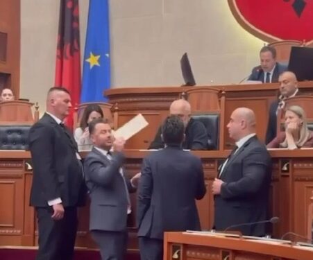 Kapri, Shehaj u afruan tavolinës në Kuvend, Rama nxjerr videon: Dy ballistë në portë, njëri korb, tjetri sorrë