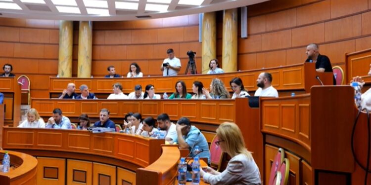 Keni shkatërruar jetën e qytetarëve? Debate të forta në Këshillin Bashkiak të Tiranës, përjashtohet anëtarja e Lëvizja Bashkë