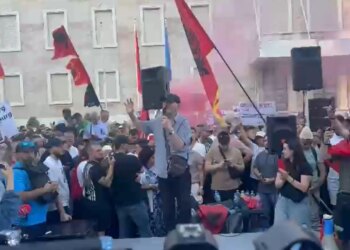 Këtu ka dashuri pa hesap, Mehdi Malkaj emocionohet në protestë: Nëse Rama ka vendosur të rrijë, mjerë ai