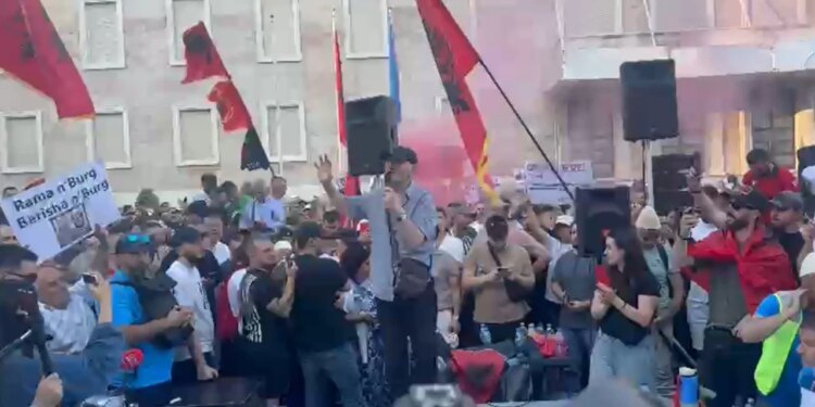 Këtu ka dashuri pa hesap, Mehdi Malkaj emocionohet në protestë: Nëse Rama ka vendosur të rrijë, mjerë ai
