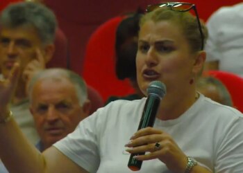 Komisioni i Territoriales, punonjësja e administratës shkakton të qeshura në sallë: Të shkrihet Korça, vetëm Bashkia Maliq