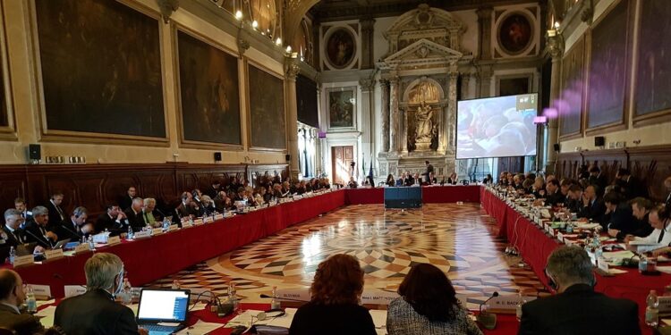 Komisioni i Venecias vlerëson pozitivisht projektligjin për financimin e partive politike; sugjerohen disa rregullime