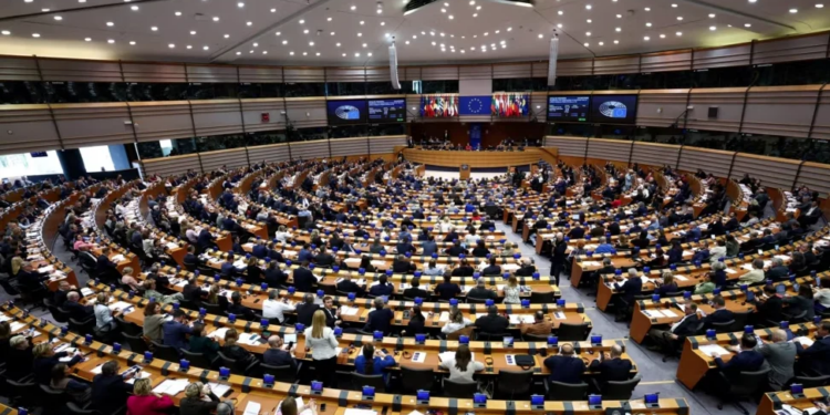 Komiteti për Politikë të Jashtme i PE-së: Kriza politike në Kosovë mund të sjellë humbje financiare