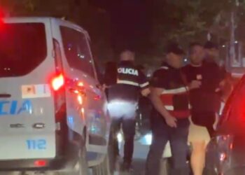 Konflikt në Vlorë, policia shoqëron disa qytetarë në komisariat