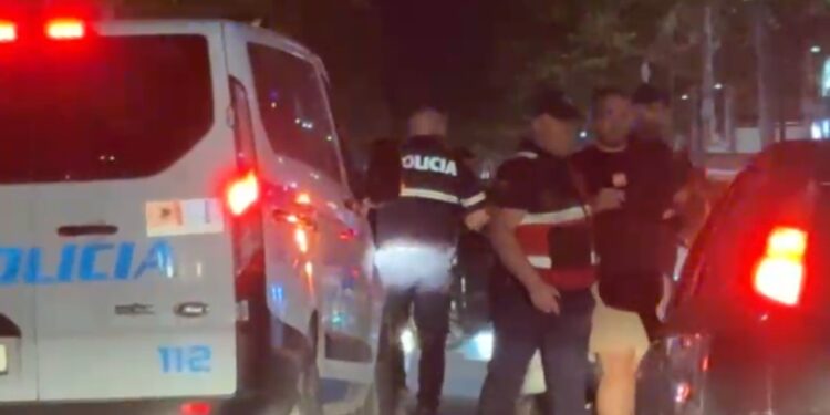 Konflikt në Vlorë, policia shoqëron disa qytetarë në komisariat