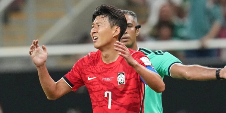 Koreja e Jugut dënon gazetarët pasi tallën sulmuesin Son Heung-min me Nuk ke mbaruar ushtrinë