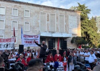 Kreu i PD-së bëri thirrje për mbështetjen e protestës; të rinjtë e FRPD-së zhurmojnë duke thirrur Berisha n’burg