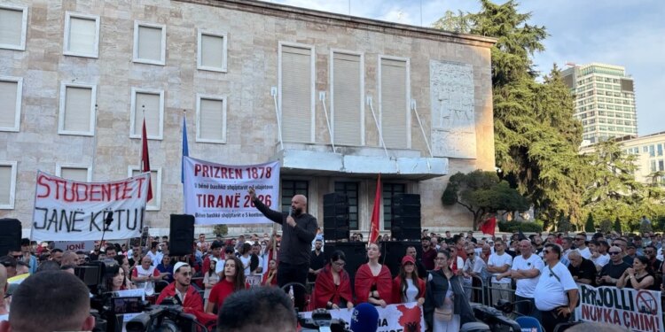 Kreu i PD-së bëri thirrje për mbështetjen e protestës; të rinjtë e FRPD-së zhurmojnë duke thirrur Berisha n’burg