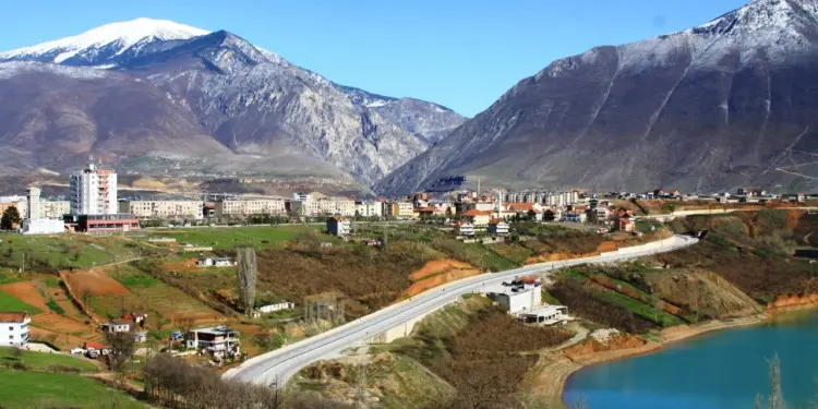 Kukësi çel sezonin turistik; qindra qytetarë dhe operatorë morën pjesë në aktivitetin e bashkisë
