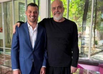 Kur shumë heshtën, djali i Thaçit ndan foto me Ramën: Qëndroi në të vërtetën për UÇK-në në Hagë