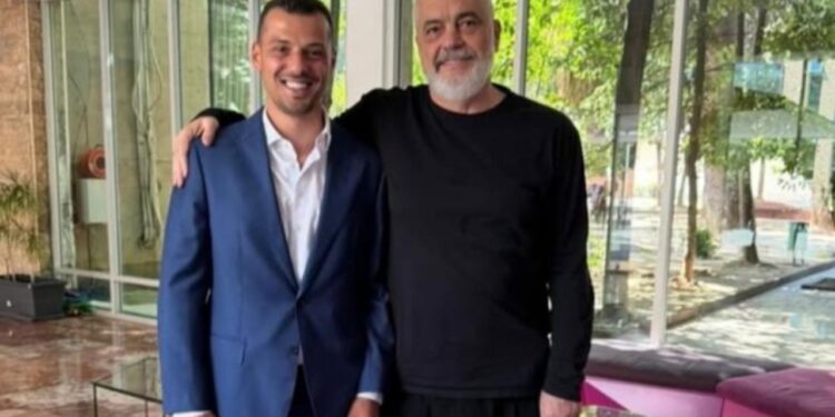 Kur shumë heshtën, djali i Thaçit ndan foto me Ramën: Qëndroi në të vërtetën për UÇK-në në Hagë