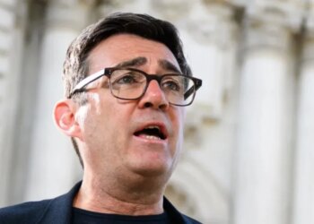 Kush është Andy Burnham? Deputeti që rikthehet në Parlamentin britanik dhe kërcënon vendin e Starmer