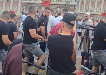Kush është i lejuar të flasë në protestën para kryeministrisë? Avokati tregon prapaskenat e organizimit të tubimeve