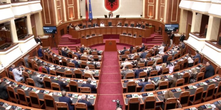 Kuvendi mblidhet sot në seancë plenare; në rend dite: amnistia dhe ndryshimet në Kodin Rrugor