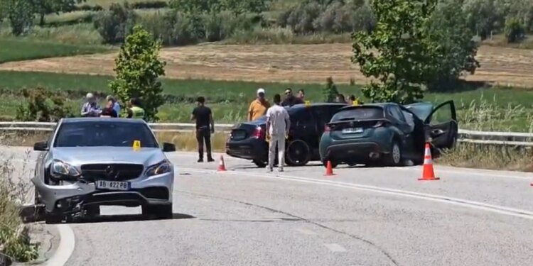 LAJM I FUNDIT/ Aksident i rëndë në Levan-Tepelenë, përplasen 5 automjete; disa të plagosur