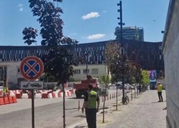 LAJMI I FUNDIT: Aksident i frikshëm raportohet në sheshin Nënë Tereza, ku kamioni përplas automjetin