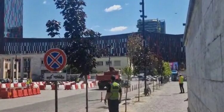 LAJMI I FUNDIT: Aksident i frikshëm raportohet në sheshin Nënë Tereza, ku kamioni përplas automjetin