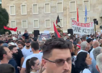 LIVE/ Dita e 11-të e protestës, një organizator: Mos bini pre e provokimeve, të ngremë forum kombëtar gjithëpërfshirës