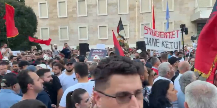 LIVE/ Dita e 11-të e protestës, një organizator: Mos bini pre e provokimeve, të ngremë forum kombëtar gjithëpërfshirës