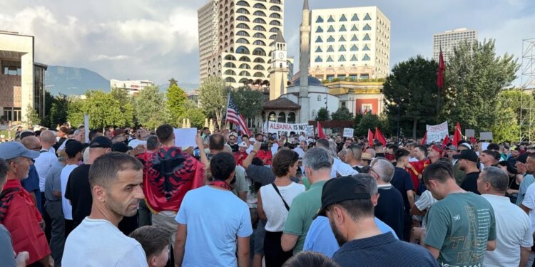 LIVE/ Dita e 11-të e protestës: qytetarët nisin grumbullimin në Sheshin Skënderbej, pritet stacionim te Kryeministria
