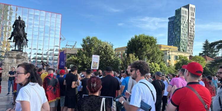 LIVE: Dita e 15-të e protestës në Tiranë, qytetarët mblidhen në sheshin Skëndërbej, pritet 'stacionimi' para Kryeministrisë