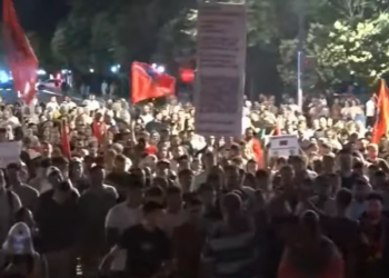 LIVE/ Dita e 20-të e protestës në Tiranë, pas disa orësh para Kryeministrisë qytetarët nisin marshimin