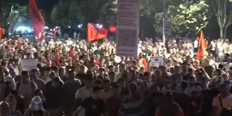 LIVE/ Dita e 20-të e protestës në Tiranë, pas disa orësh para Kryeministrisë qytetarët nisin marshimin