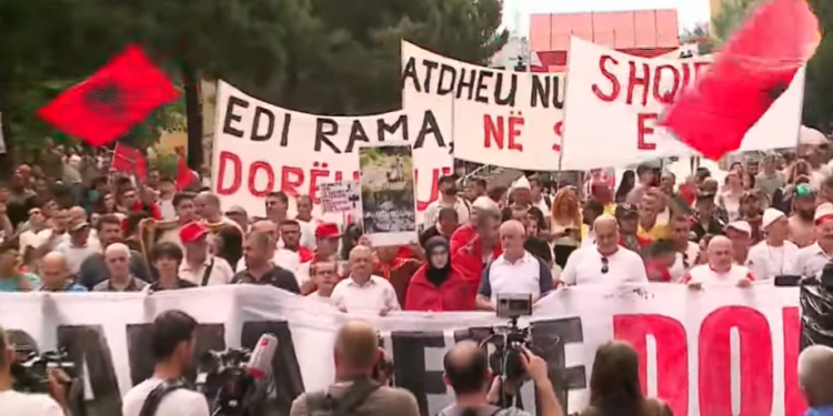 LIVE/ Dita e 25-të e protestës, nis grumbullimi i qytetarëve në sheshin Skënderbej